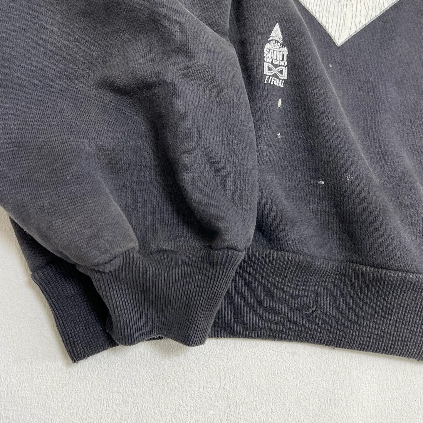Details SAINT Mxxxxxx × FEAR OF GOD FG_HOODIE/SNT OF GOD/BLK FOG co-branded ETERNAL praying crosshair distressed hoodie. Washed black S-XL. This season's hot and super popular co-branded model. The original version is the same. Thin spring and summer fabrics. Comfortable upper body. BOXY version with short fat wide shoulder line. Fashion darling wears a high-end feel. Heavy washing and water fading process. Ma Liu is repositioned. Excessive wear and damage graffiti treatment. Correct version FOG joint main mark/wash mark/little angel mark